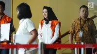 Bupati Kukar nonaktif, Rita Widyasari (kedua kanan) usai menjalani pemeriksaan di gedung KPK Jakarta, Jumat (19/1). Rita diperiksa sebagai tersangka dugaan TPPU senilai Rp 436 miliar terkait izin perkebunan kelapa sawit. (Liputan6.com/Helmi Fithriansyah)