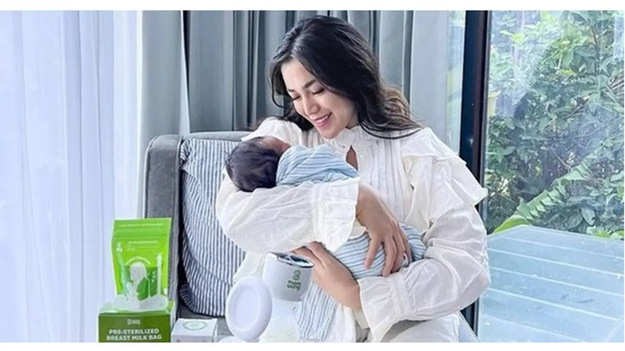 6 Potret Jessica Iskandar Momong Buah Hati Kedua, Penampilannya Curi Perhatian