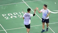 Hikmat Ramdani/Leani Ratri Oktila sukses menyumbangkan medali emas pertama Indonesia di Paralimpiade 2024 setelah menang dalam laga final para badminton nomor ganda campuran SL3-SU5. (Dok. Instagram NPC Indonesia)