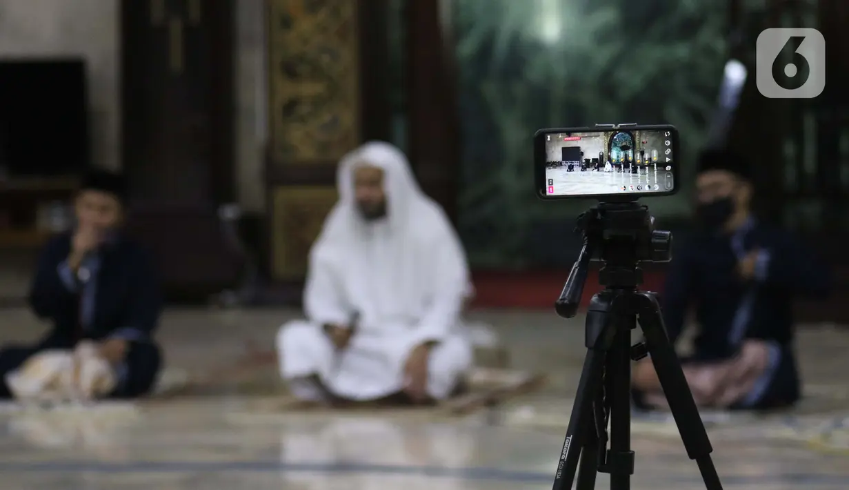 Para Imam Masjid Agung Sunda Kelapa menggemakan takbir malam Idul Fitri 1441 H yang disiarkan langsung melalui beragam media sosial, Jakarta, Sabtu (23/5/2020). Gema takbir yang disiarkan secara virtual untuk menghindari penyebaran virus COVID-19. (Liputan6.com/Helmi Fithriansyah)