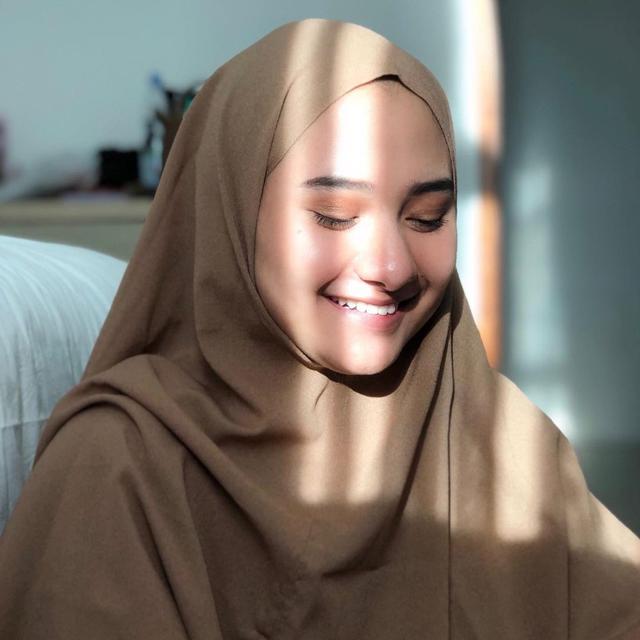 Resmi Menikah, Ini 6 Potret Nadzira Shafa Istri Ameer Azzikra Adik Alvin Faiz