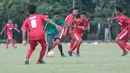 Aksi Timnas Indonesia U-16, Bagas Kaffa melewati adangan pemain Top Skor U-16 pada laga uji coba di Lapangan Atang Sutresna, Cijantung, Kamis (10/5/2018). Tim Top Skor U-16 menang 2-0 atas Timnas Indonesia U-16. (Bola.com/Nick Hanoatubun)