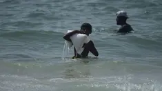 Seorang pemuda Palestina membawa karung bantuan yang mendarat di Laut Mediterania setelah diterbangkan melalui udara di atas pusat kota Gaza, di pantai Zawaida, Jalur Gaza, Selasa, 29 Juli 2025. (AP Photo/Abdel Kareem Hana)