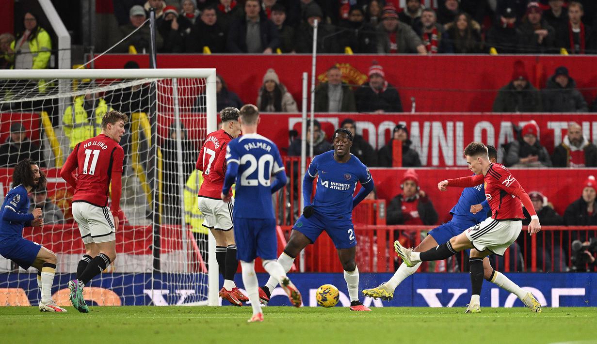 Pemain Manchester United, Scott McTominay (kanan), melepaskan tendangan ke gawang Chelsea yang membuahkan gol dalam pertandingan pekan ke-15 Liga Inggris 2023/2024 yang berlangsung di Old Trafford, Kamis (7/12/2023) dini hari WIB. (AFP/Oli Scarff)