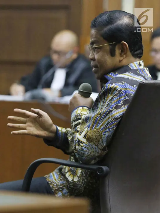 Terdakwa dugaan penerimaan suap terkait kerja sama pembangunan PLTU Riau-1, Idrus Marham menjawab pertanyaan saat JPU KPK sidang lanjutan di Pengadilan Tipikor, Jakarta, Selasa (12/3). Sidang memeriksa keterangan terdakwa. (Liputan6com/Helmi Fithriansyah)