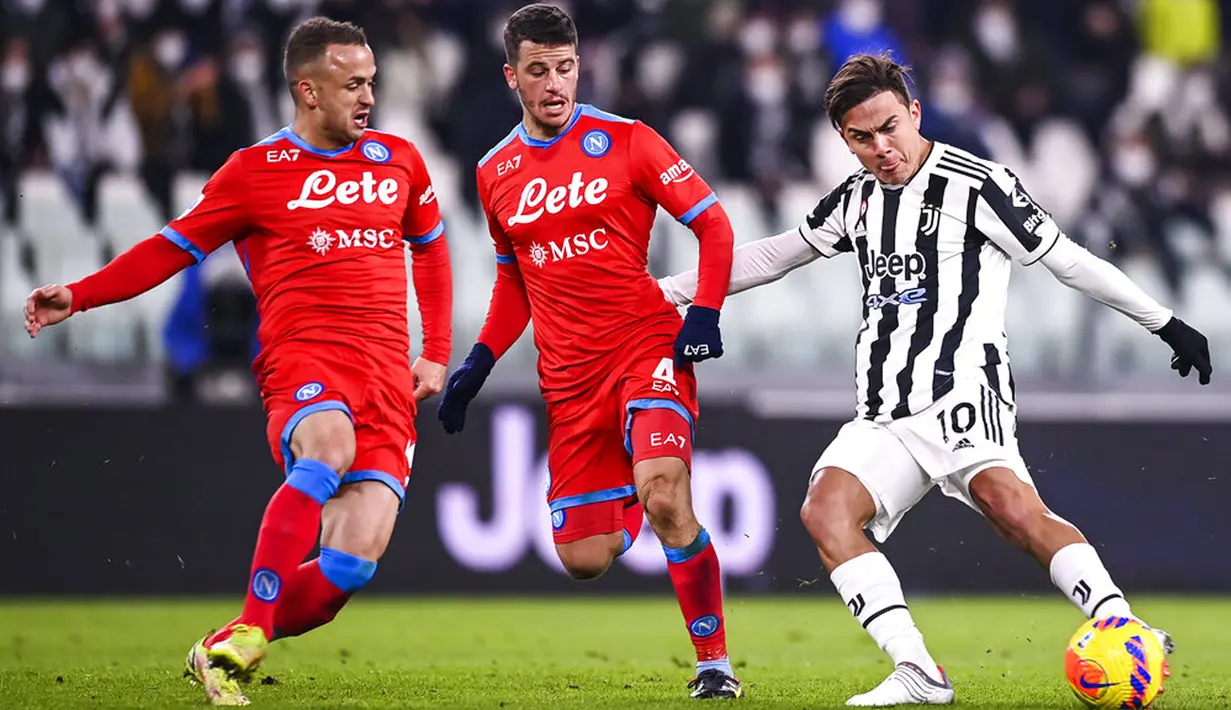 Pemain Napoli Diego Demme (kiri) dan Stanislav Lobotka berebut bola dengan pemain Juventus Paulo Dybala pada pertandingan sepak bola Serie A Liga Italia di Allianz Stadium, Turin, Italia, 6 Januari 2022. Pertandingan berakhir 1-1. (Fabio Ferrari/LaPresse via AP)