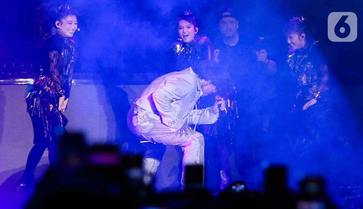 Penampilan Bring Me The Horizon kian memukau Ketika sang vokalis, Oliver Sykes memboyong BabyMetal berduet membawakan Kingslayer. (Liputan6.com/Herman Zakharia)