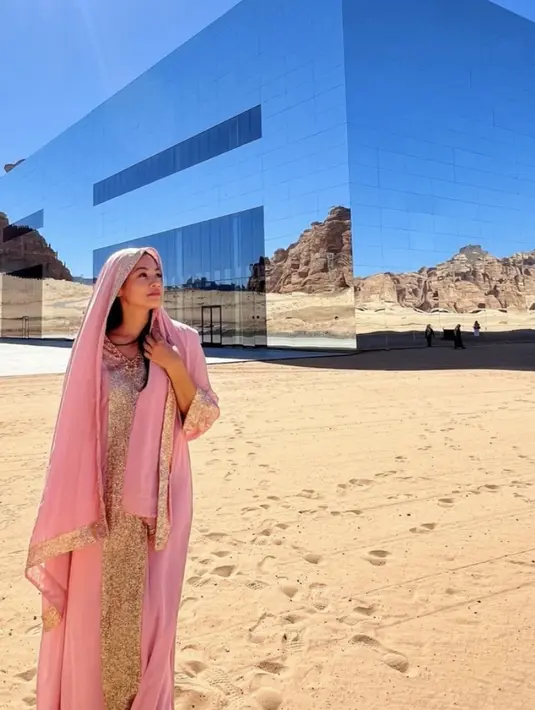 Saat berkunjung ke Al Ula, Titi Kamal mengenakan beberapa busana dengan model gamis. Misalnya saja mengenakan gamis warna pink. [@titi_kamall]