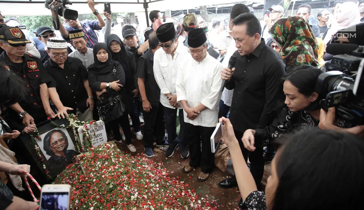 Kepala Badan Ekonomi Kreatif Triawan Munaf menyampaikan ucapan dukacita saat pemakaman Vokalis grup band legendaris Koes Plus, Yon Koeswoyo di TPU Tanah Kusir, Jakarta Selatan, Sabtu (6/1). (Liputan6.com/Arya Manggala)