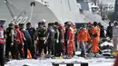 Petugas Basarnas mengumpulkan barang temuan jatuhnya pesawat Lion Air JT 610 di Posko Evakuasi, Tanjung Priok, Jakarta, Senin (29/10). Pesawat Lion Air JT 610 yang jatuh membawa 188 orang. (Merdeka.com/Iqbal Nugroho)