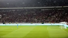 Kiper Argentina, Emiliano Martinez saat laga FIFA Matchday melawan Timnas Indonesia di Stadion Utama Gelora Bung Karno (SUGBK), Senayan, Jakarta, Senin (19/06/2023). (Bola.com/M Iqbal Ichsan)