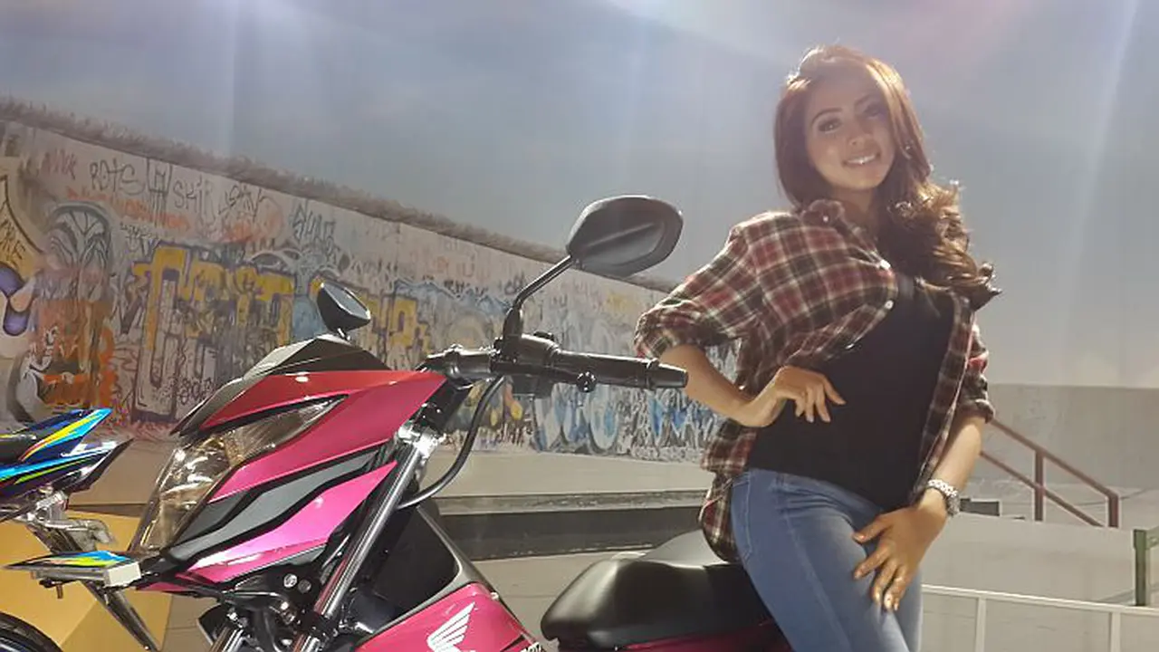 Si Cantik di Antara Honda CB150R dan New Sonic