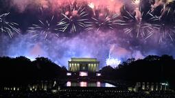 Kembang api menghiasi langit di atas Lincoln Memorial pada perayaan Hari Kemerdekaan Amerika Serikat atau dikenal sebagai Fourth of July di Washington, DC, Kamis (4/7/2019). Jutaan warga AS di seluruh dunia biasanya menggelar pesta besar untuk merayakan tanggal ini. (ANDREW CABALLERO-REYNOLDS/AFP)