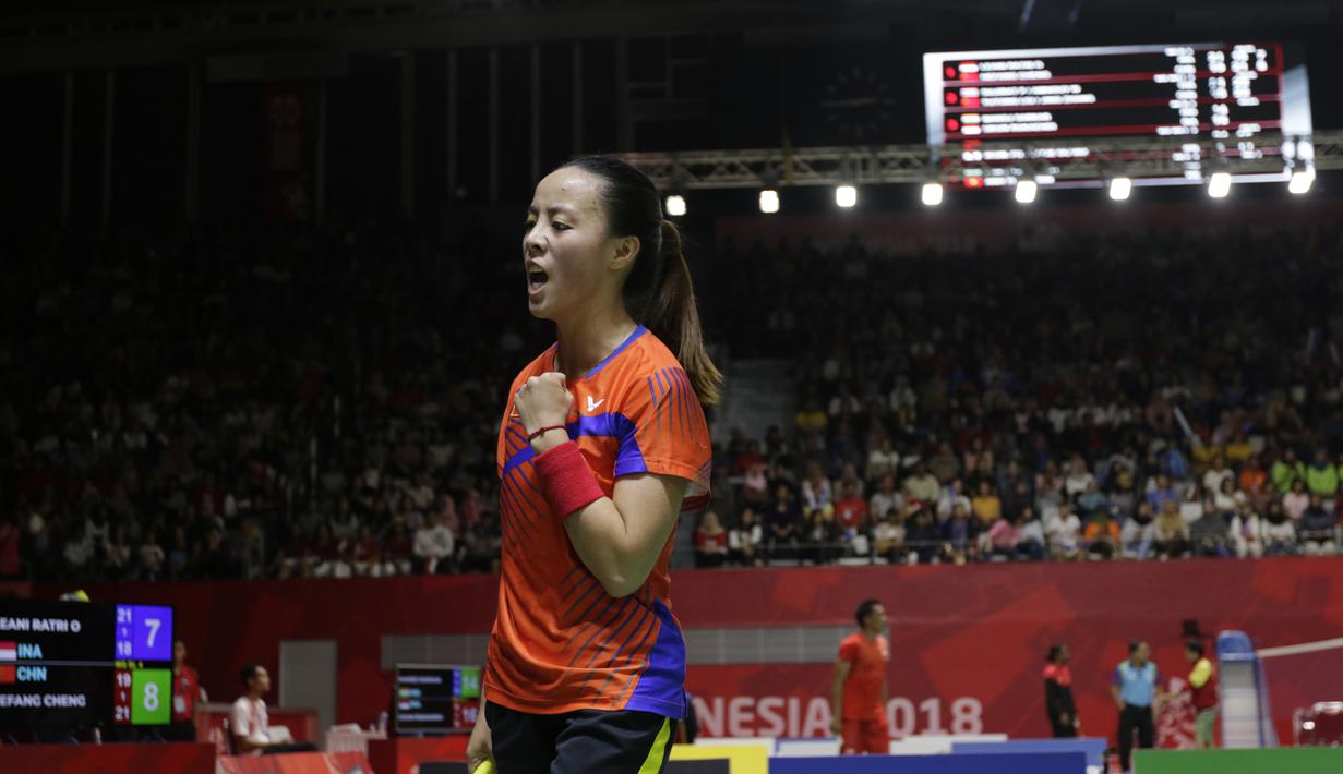 Pebulu tangkis Cina, Cheng Hefang, melakukan selebrasi usai menaklukkan wakil Indonesia, Oktila Laeni Ratri, pada final Asian Para Games di Istora, Jakarta, Jumat (12/10/2018). Oktila Laeni takluk 21-19, 18-21, dan 13-21. (Bola.com/M Iqbal Ichsan)
