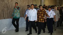 Presiden Jokowi didampingi Menko Kemaritiman Indroyono Soesilo (kedua kanan) saat melakukan blusukan ke Kantor Pelayanan Terpadu Terminal Penumpang Nusantara Pura Pelabuhan Tanjung Priok, Jakarta, Rabu (17/6/2015). (Liputan6.com/Faizal Fanani)