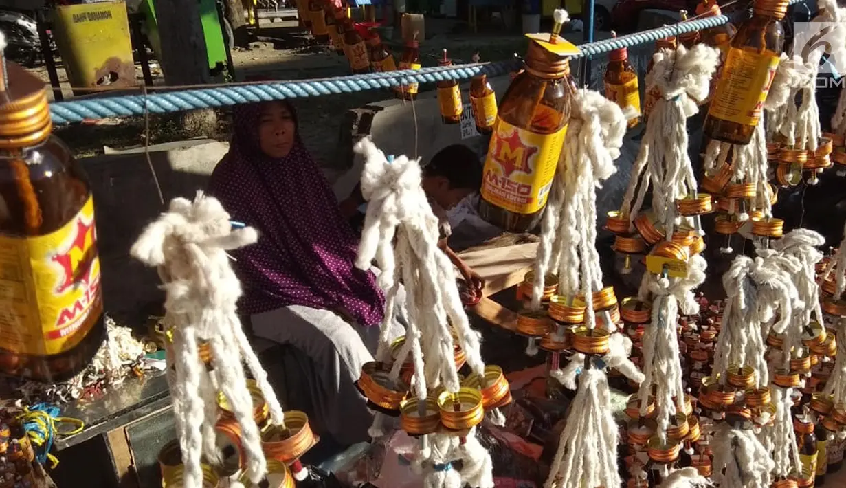 Sejumlah pelita digantung saat dijual di Jalan Sam Ratulangi, Kota Gorontalo, Rabu (22/5/2019). Pembeli pelita ini akan semakin ramai lima hari menjelang pelaksanaan Tumbilotohe atau malam pasang lampu yang digelar tiga hari menjelang Idul Fitri di Gorontalo. (Liputan6.com/Arfandi Ibrahim)