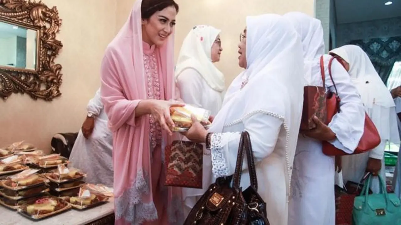 Nina Zatulini dan jemaah pengajian