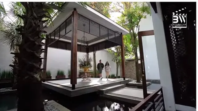 10 Potret Rumah Mewah Momo Geisha, Ada Chef Pribadi Hingga Danau di Halaman
