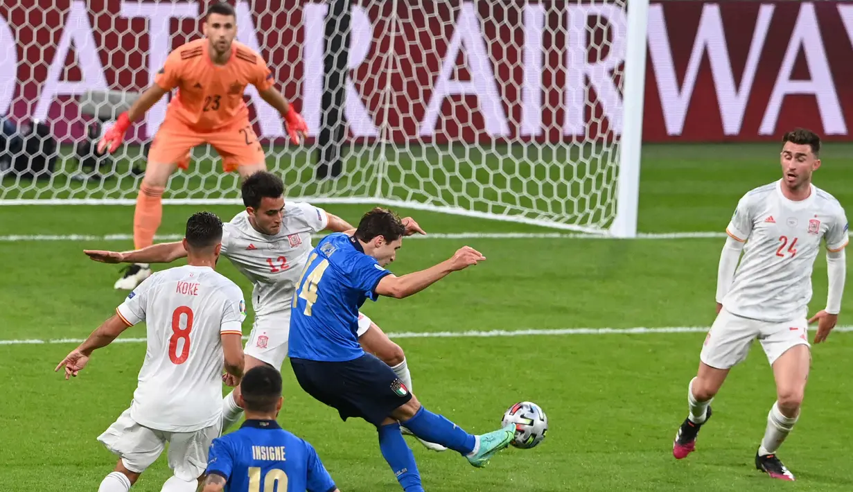 Dua laga terakhir kontra Belgia dan Spanyol, Federico Chiesa selalu diturunkan sebagai pemain utama. Melawan Spanyol, ia bahkan mencetak satu-satunya gol Italia pada waktu normal. Melawan Timnas Inggris, Chiesa siap meledak lagi. (Foto: AFP/Pool/Facundo Arrizabalaga)