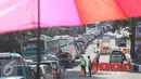 Petugas mengatur lalu lintas di sepanjang Simpang Cagak Nagreg, Jawa Barat, Minggu (3/7).H-3 menjelang lebaran volume kendaraan yang melintas meningkat ditambah dengan aktivitas pasar yang ada di kawasan tersebut. (Liputan6.com/Immanuel Antonius)