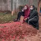 Momen Haru Ria Ricis Datang ke Makam Ayahnya, Berusaha Tampil Tegar. (Sumber: Instagram/riaricis1795)