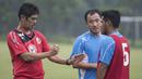 Pelatih Semen Padang, Nil Maizar, berdiskusi dengan anak asuhnya Novrianto dan Yu Hyun Ko saat latihan jelang laga final Piala Jenderal Sudirman melawan Mitra Kukar di Lapangan Sutasom, Jakarta, Jumat (22/1/2016). (Bola.com/Vitalis Yogi Trisna)
