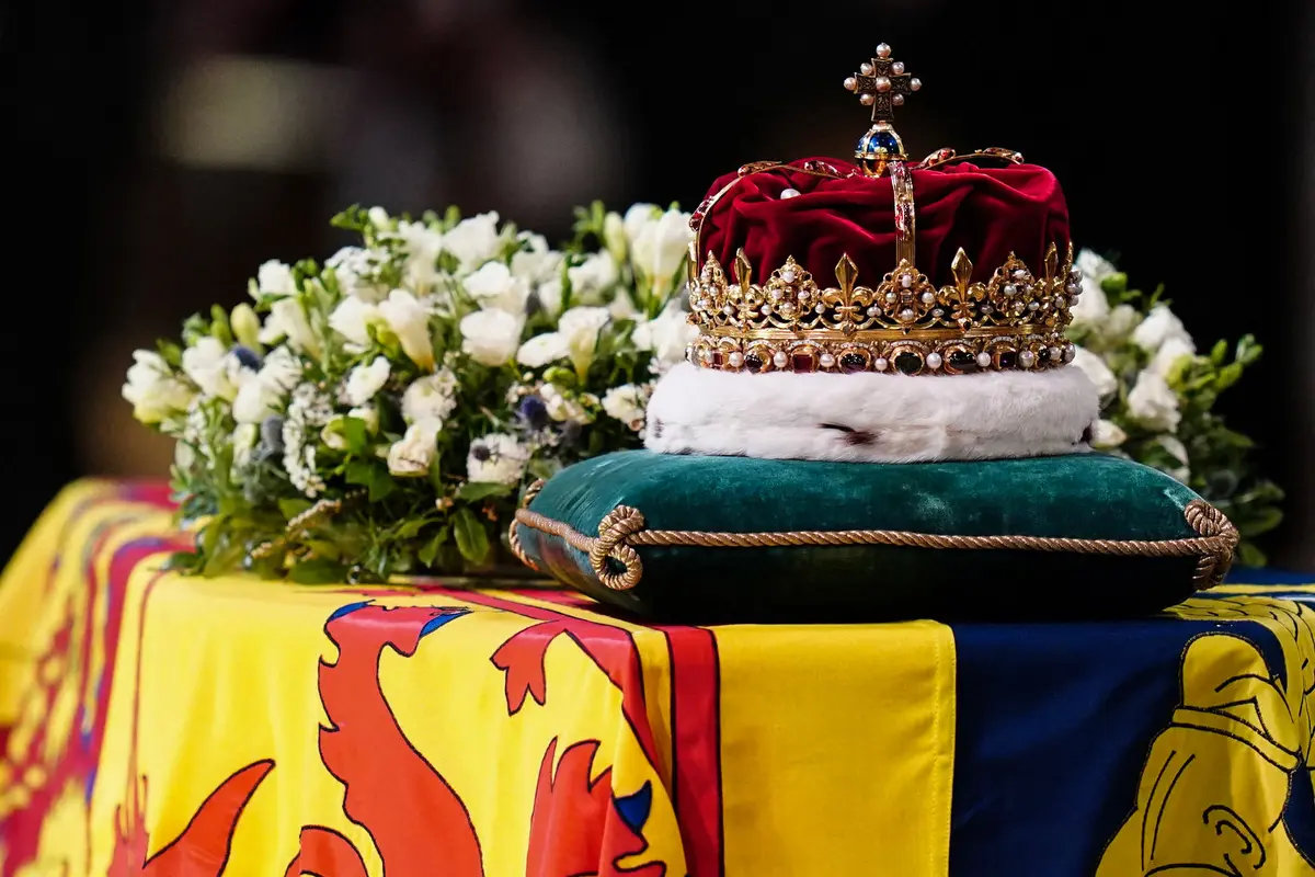 Makna Mahkota di Atas Peti Mati Ratu Elizabeth II Saat Dibaringkan di Skotlandia