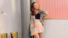 Penampilan Beby Tsabina dengan busana berwarna pastel ini tak lepas dari perhatian netizen. Dirinya bahkan terlihat fresh dengan makeup sederhana. (Liputan6.com/IG/bebytsabina)