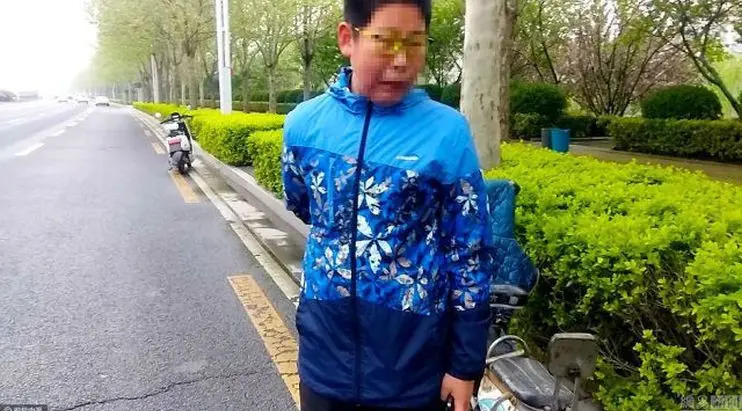 Seorang bocah yang mengendarai skuter menabrak kaca spion mobil Bentley sehingga harus ganti rugi antara Rp 57-77 juta. (Shanghaiist)