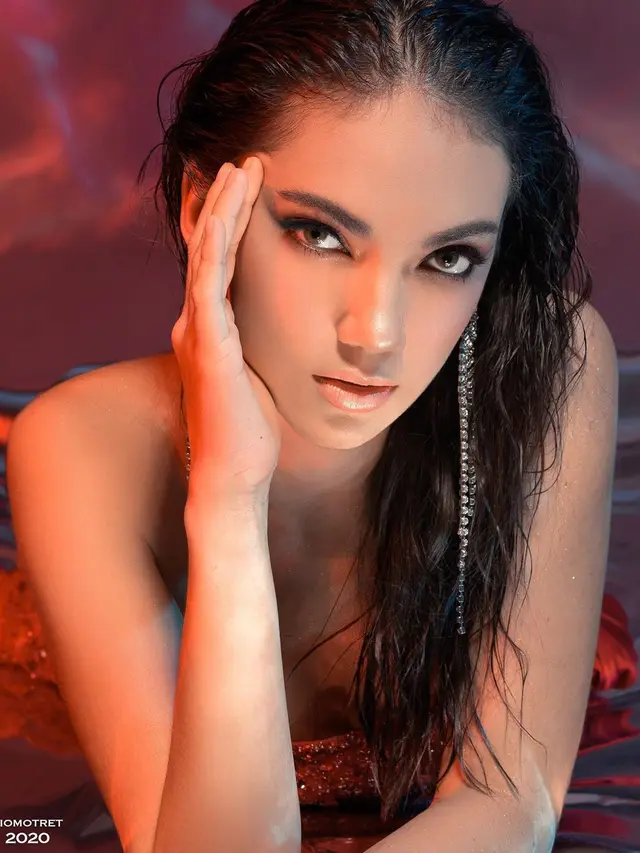 8 Pemotretan Haico Van der Veken dengan Makeup Tebal Ini Curi Perhatian