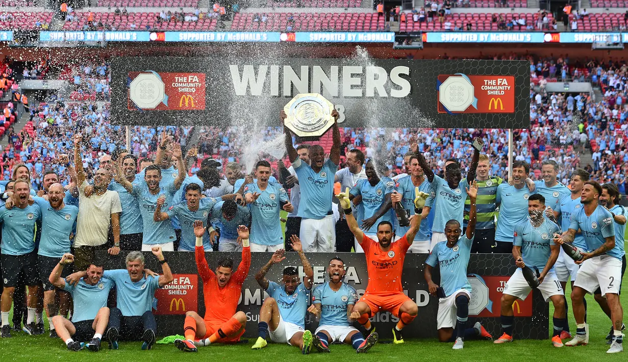 Para pemain Manchester City merayakan gelar juara usai mengalahkan Chelsea pada laga Community Shield di Stadion Wembley, London, Minggu (5/8/2018). Man City menang 2-0 atas Chelsea. (AFP/Glyn Kirk)