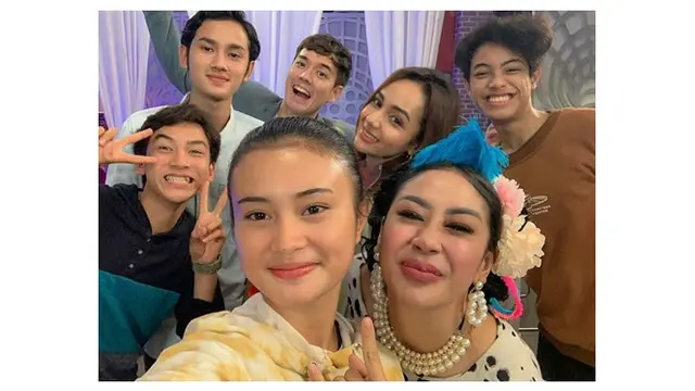 Main ‘Dari Jendela SMP’, Ini 6 Potret Liya Cewek Viral Foto KTP Cantik Bareng Pemain