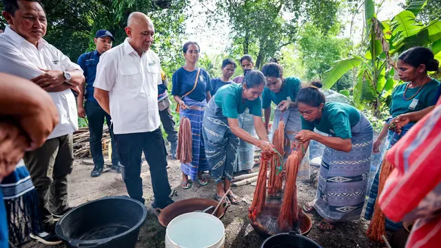 Menteri Koperasi dan UKM Teten Masduki meminta ternun Karaja Sumba bisa dijual dengan harga tinggi.