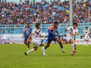 Stadion Kanjuruhan menjadi saksi laga antara Arema Cronus kontra Mitra Kukar di SCM Cup 2015, Minggu (18/1/2015). (Liputan6.com/Faizal Fanani)