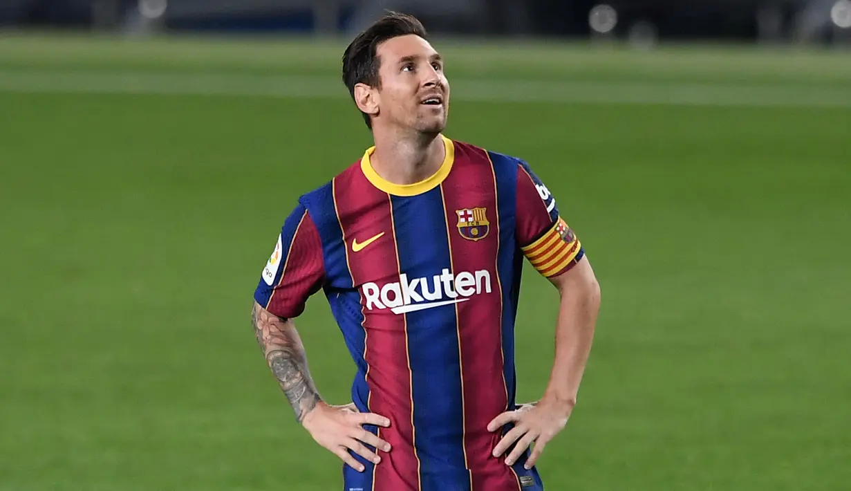 Lionel Messi yang beberapa tahun terakhir mengemban ban kapten dengan berat hati harus meninggalkan Barcelona dengan status bebas transfer. Selain Messi. beberapa mantan kapten klub tersebut juga meninggalkan Barcelona dengan cuma-cuma. (Foto: AFP/Josep Lago)
