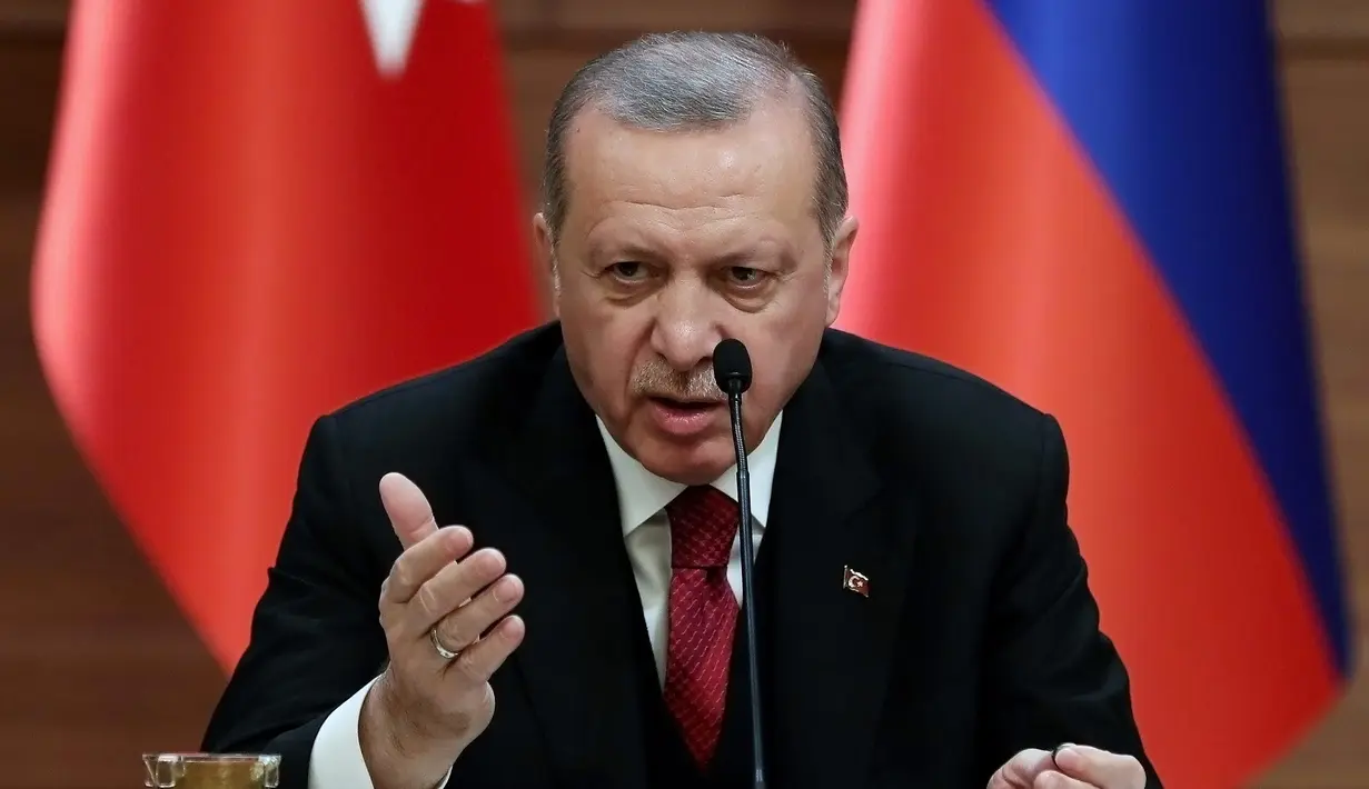 Presiden Turki Recep Tayyip Erdogan berbicara dalam menggelar pertemuan dengan Presiden Rusia Vladimir Putin dan Presiden Iran Hassan Rouhani terkait perdamaian Suriah di Ankara, Turki, Rabu (4/4). (AFP PHOTO/ADEM ALTAN)