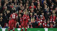 Bintang Liverpool, Roberto Firmino, merayakan gol ke gawang Sevilla pada laga Liga Champions, di Stadion Anfield, Kamis (14/9/2017) dini hari WIB. (AFP/Paul Ellis). 