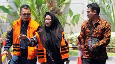 Anggota DPRD Sumut nonaktif Helmiati (tengah) dan Ketua Fraksi PAN DPRD Lampung nonaktif Agus Bhakti Nugroho (kiri) tiba di Gedung KPK, Jakarta, Rabu (31/10). Keduanya akan menjalani pemeriksaan lanjutan. (Merdeka.com/Dwi Narwoko)