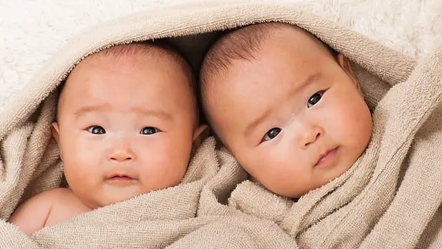 Video USG tunjukkan bayi kembar sedang berantem.