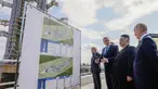 Presiden Rusia Vladimir Putin dan pemimpin Korea Utara Kim Jong Un memeriksa landasan peluncuran roket Angara dalam pertemuan mereka di kosmodrom Vostochny di luar kota Tsiolkovsky, sekitar 200 kilometer (125 mil) dari kota Blagoveshchensk di wilayah Amur, Rusia timur jauh, pada Rabu, 13 September 2023. (Mikhail Metzel, Sputnik, Kremlin Pool Photo via AP)