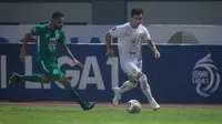 Pemain Persebaya Surabaya, Bruno Moreira Soares (kanan) berusaha melewati pemain PSS Sleman, Mario Maslac dalam laga pekan ke-5 BRI Liga 1 2021/2022 di Stadion Wibawa Mukti, Cikarang, Rabu (29/09/2021). Persebaya menang 3-1. (Bola.com/Bagaskara Lazuardi)