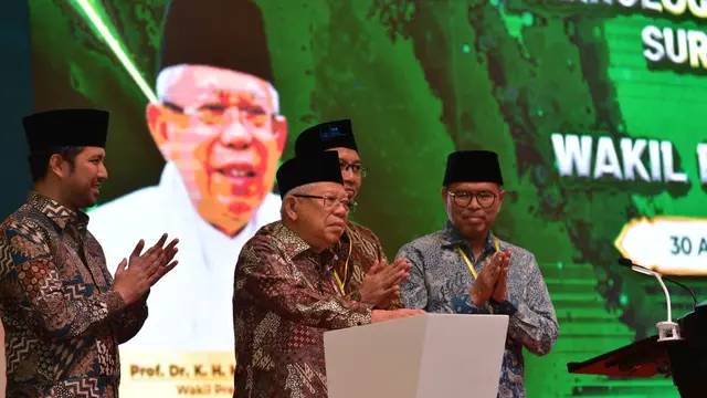 Wakil Presiden (Wapres) Ma’ruf Amin saat menghadiri acara Sarasehan Ekonomi, Keuangan Syariah dan Peresmian Zona Kuliner Halal, Aman dan Sehat ITS Surabaya, Rabu (30/8/2023).