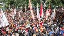 Ratusan pendukung Persija, The Jakmania berunjuk rasa meminta pencabutan SK pembekuan terhadap PSSI dengan mendatangi Kantor Kemenpora di Jakarta, Selasa (11/8/2015). (Bola.com/Vitalis Yogi Trisna)