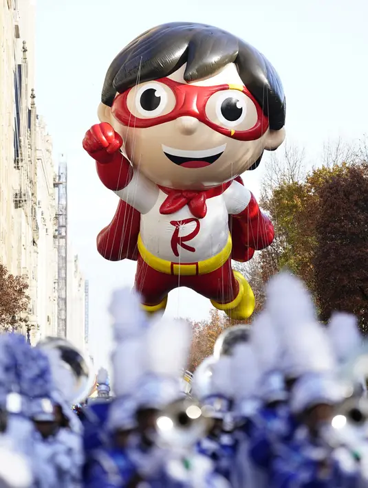 Titan Merah dari balon Ryan's World mengapung pada Macy's Thanksgiving Day Parade di New York, Amerika Serikat, 25 November 2021. Macy's Thanksgiving Day Parade kembali sepenuhnya setelah dirundung pandemi COVID-19 tahun lalu. (Photo by Charles Sykes/Invision/AP)