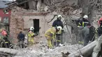 Tim penyelamat mencari korban di reruntuhan rumah yang hancur akibat serangan roket Rusia di pinggiran Lviv, Ukraina, Minggu 5 Oktober 2025. (AP Photo/Mykola Tys)
