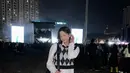 Zee JKT48 tampil chic memadukan antara kemeja putih dengan cropped knitted vest hitam-putih berpola, celana pendek hitam, kaus kaki putih, dan mary jane shoes, serta tas yang sama-sama berwarna hitam. [Foto: Instagram/jkt48.zee]