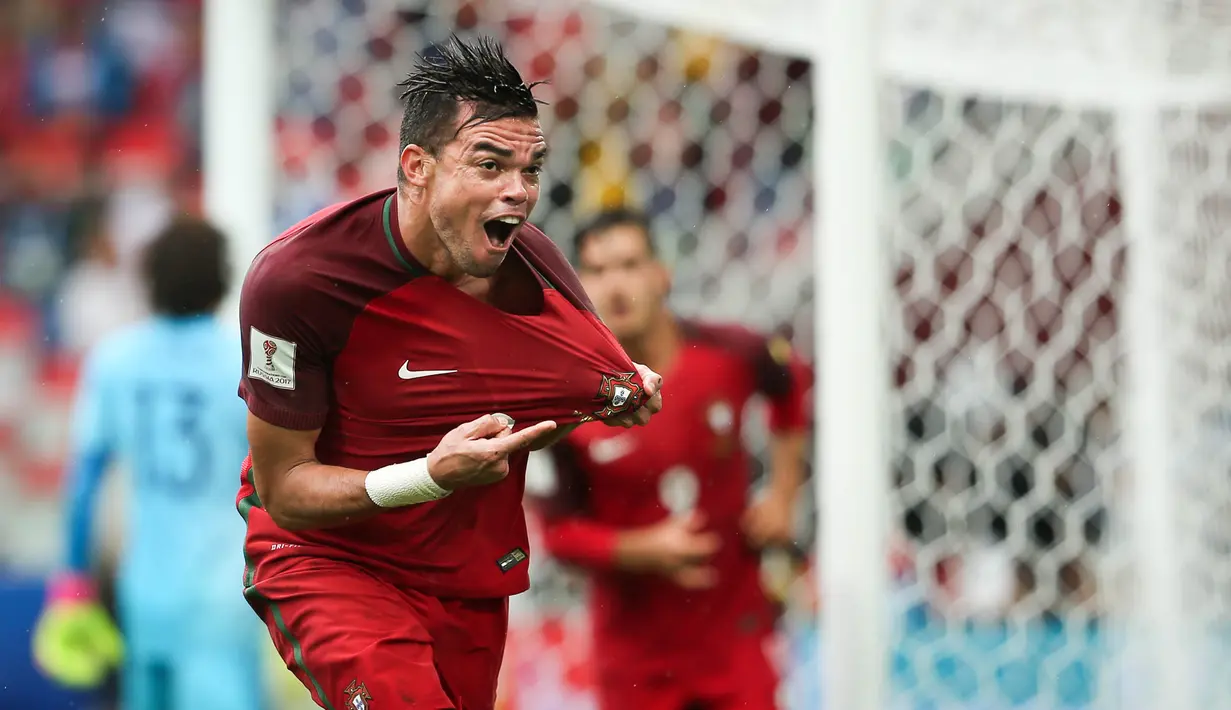 Bek Portugal, Pepe, merayakan gol yang dicetaknya ke gawang Meksiko pada laga perebutan tempat ketiga Piala Konfederasi di Stadion Spartak, Moskow, Minggu (2/7/2017). Portugal menang 2-1 atas Meksiko. (EPA/Mario Cruz)