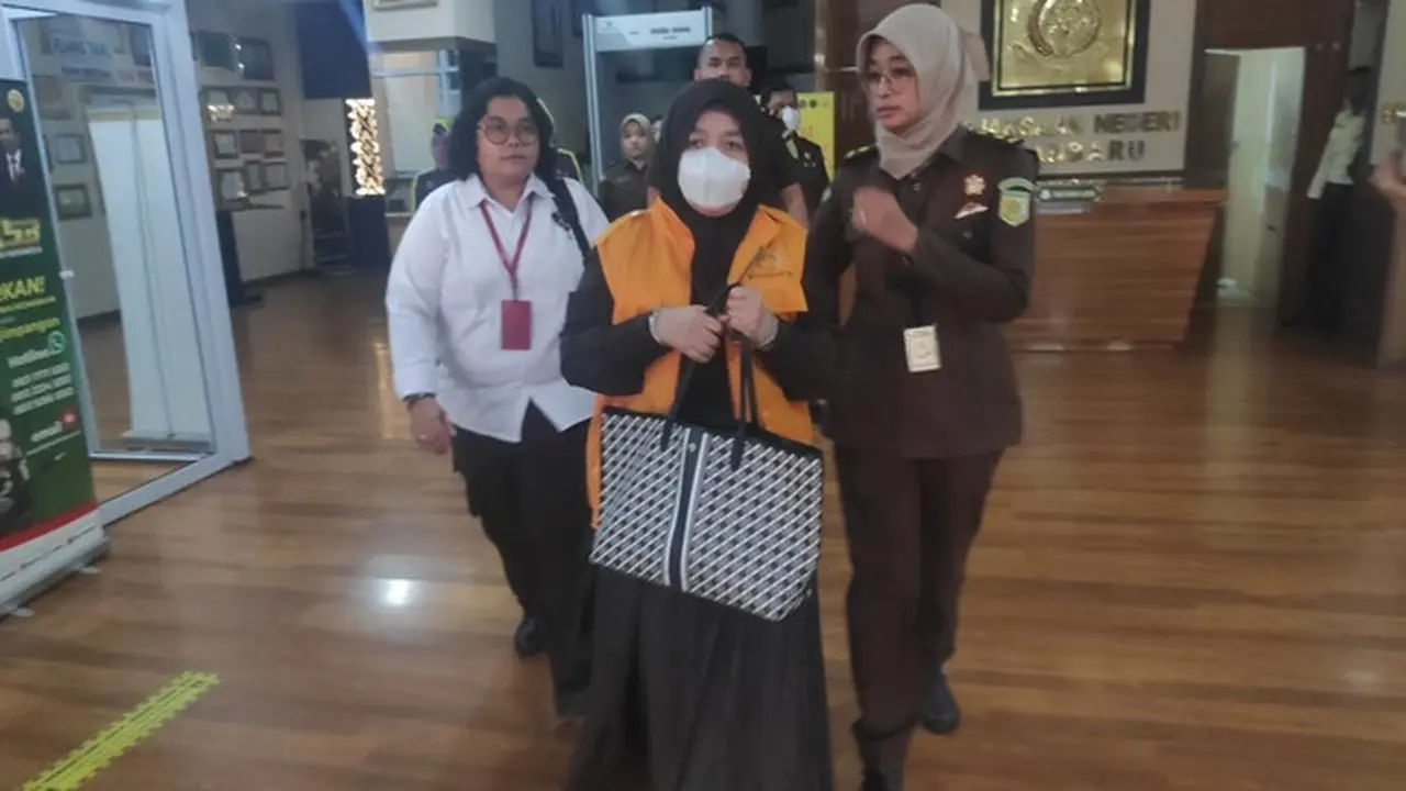 Terdakwa korupsi kredit BNI 46 Cabang Pekanbaru saat ditahan oleh Kejari Pekanbaru.