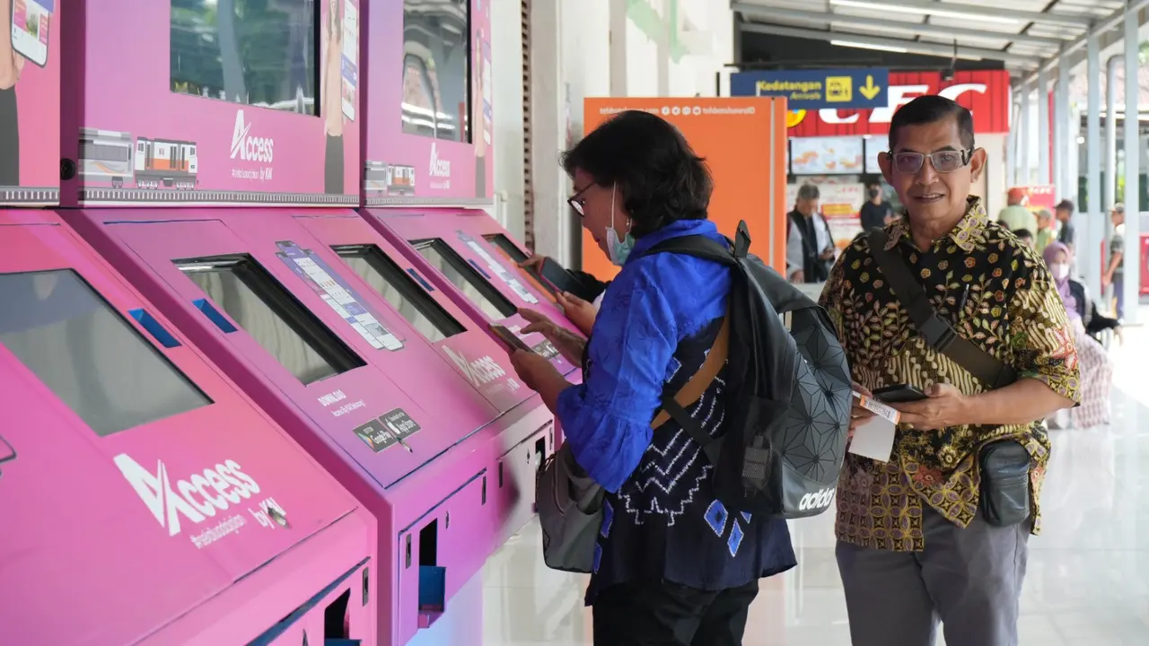 Proses  cetak tiket di Staiusn Jember (Istimewa)