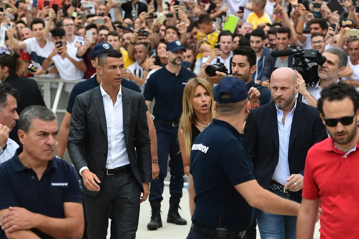 FOTO: Suporter Juventus Sambut Kedatangan Cristiano Ronaldo
